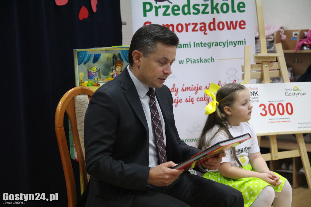 Walentynkowy tydzień czytania w przedszkolu w Piaskach