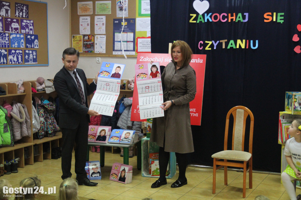 Walentynkowy tydzień czytania w przedszkolu w Piaskach