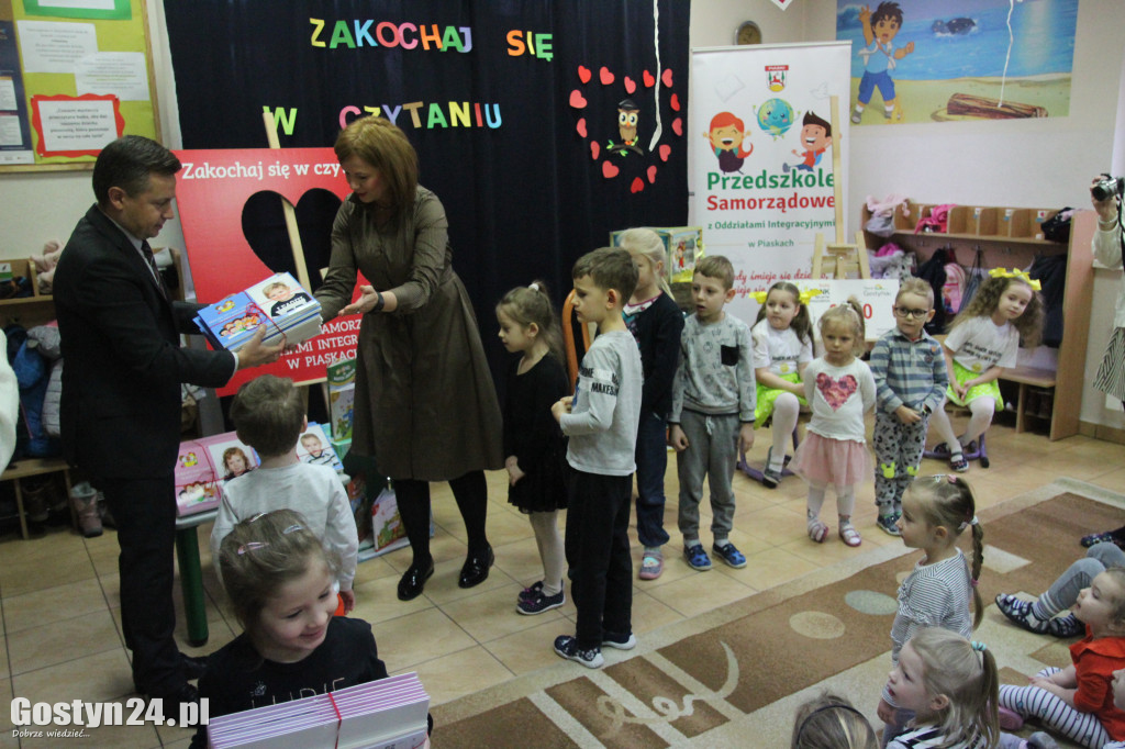 Walentynkowy tydzień czytania w przedszkolu w Piaskach