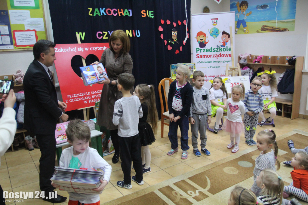 Walentynkowy tydzień czytania w przedszkolu w Piaskach