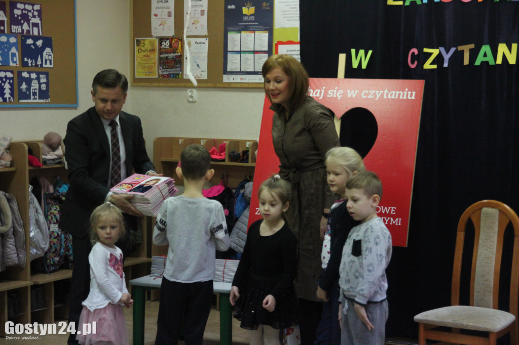 Walentynkowy tydzień czytania w przedszkolu w Piaskach