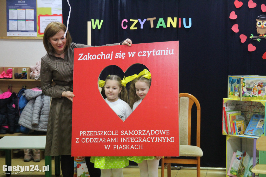 Walentynkowy tydzień czytania w przedszkolu w Piaskach