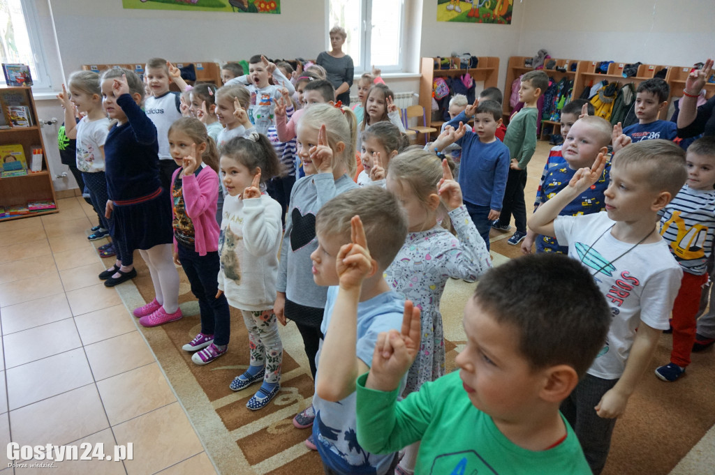 Walentynkowy tydzień czytania w przedszkolu w Piaskach