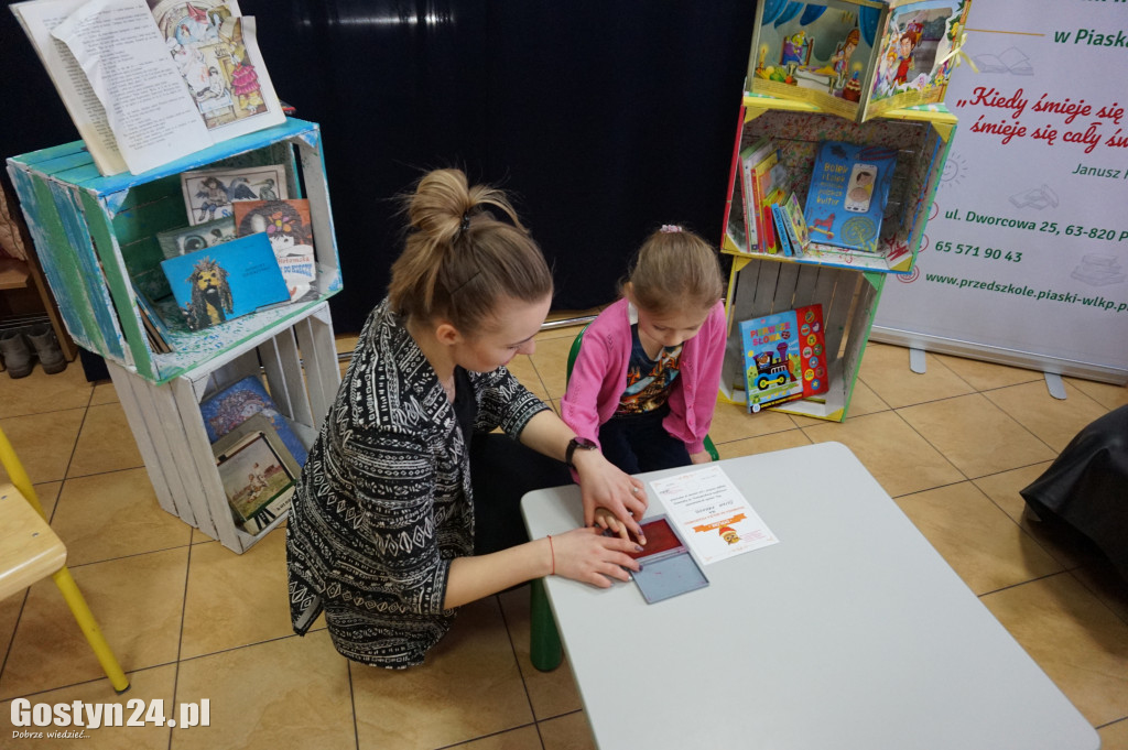 Walentynkowy tydzień czytania w przedszkolu w Piaskach