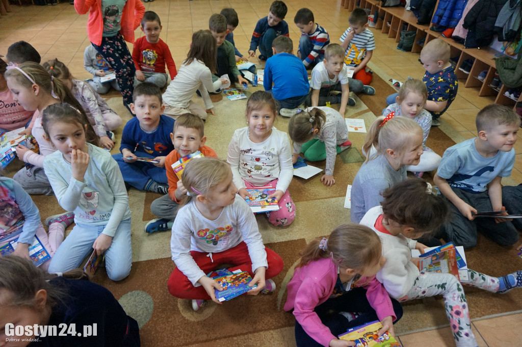Walentynkowy tydzień czytania w przedszkolu w Piaskach