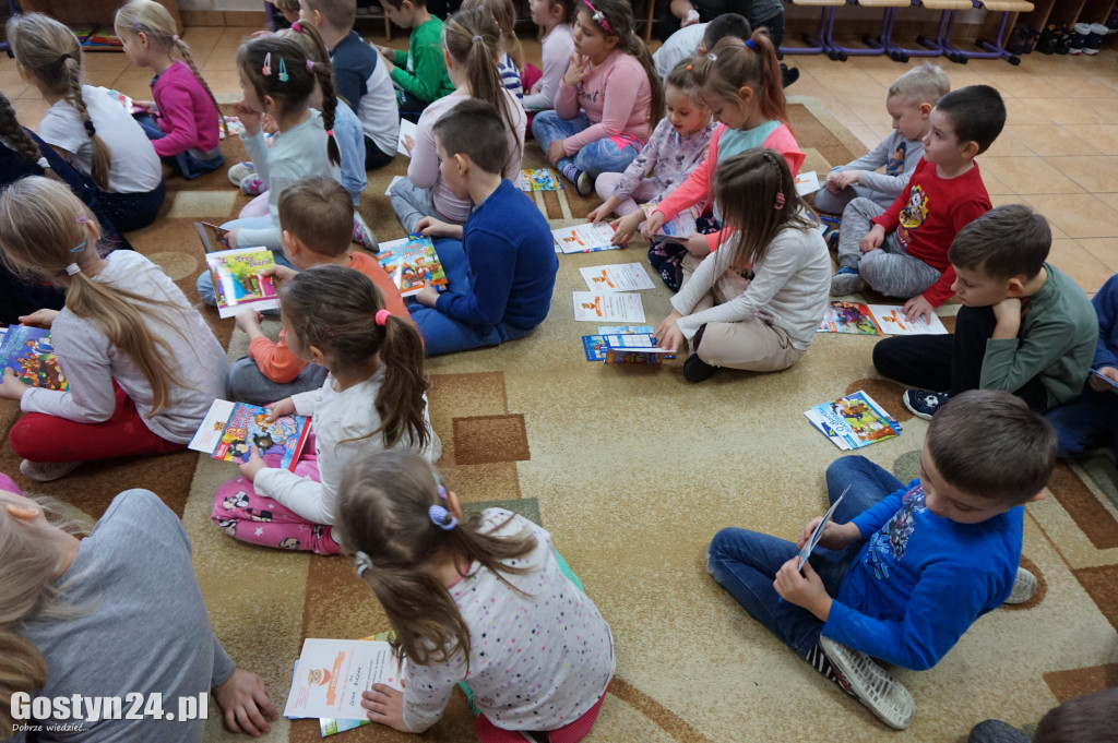 Walentynkowy tydzień czytania w przedszkolu w Piaskach