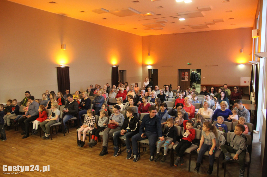 Ogień na scenie ośrodka kultury