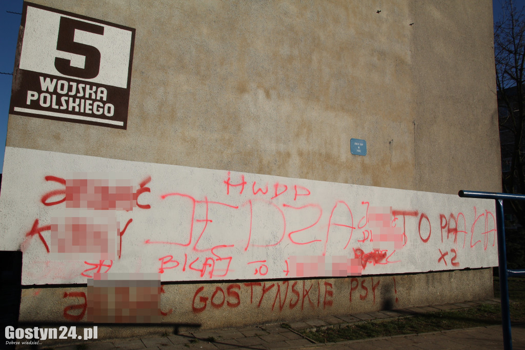 Pseudograffiti na gostyńskich blokach