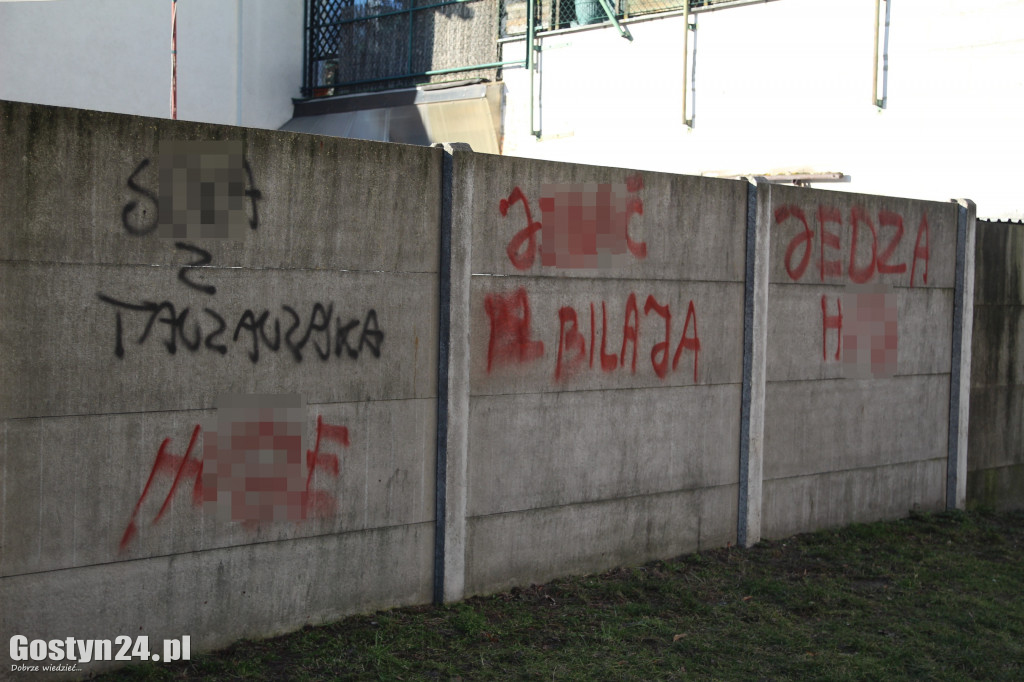 Pseudograffiti na gostyńskich blokach