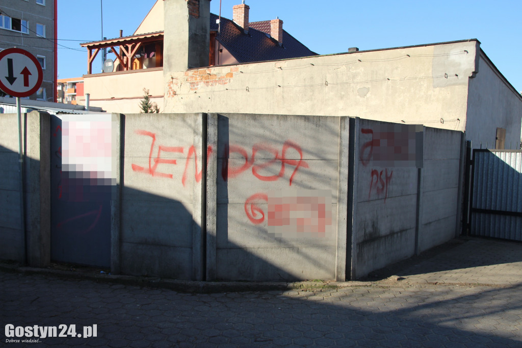 Pseudograffiti na gostyńskich blokach