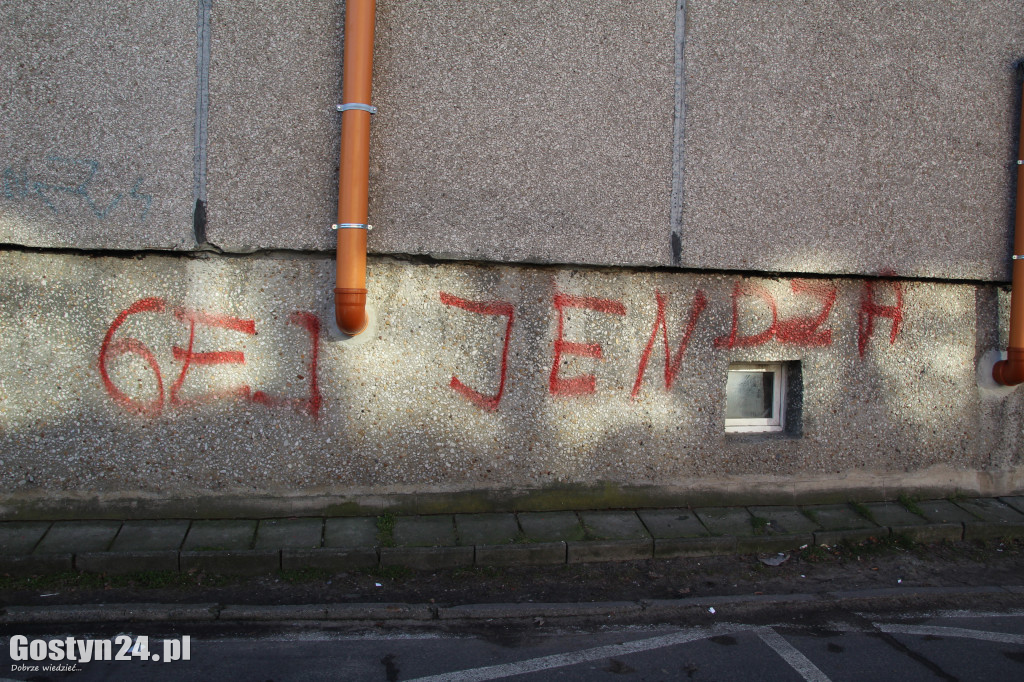 Pseudograffiti na gostyńskich blokach