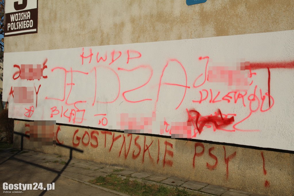Pseudograffiti na gostyńskich blokach