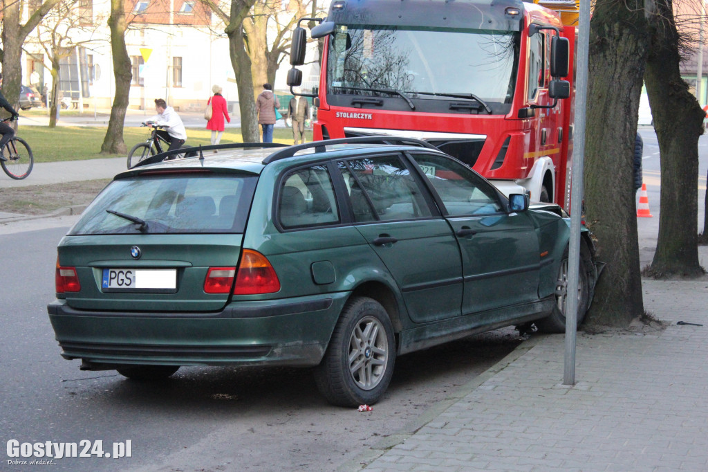 Samochód marki BMW uderzył w drzewo
