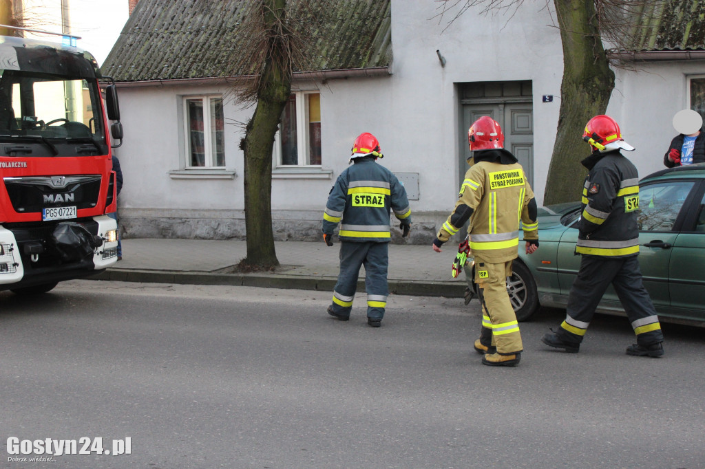 Samochód marki BMW uderzył w drzewo