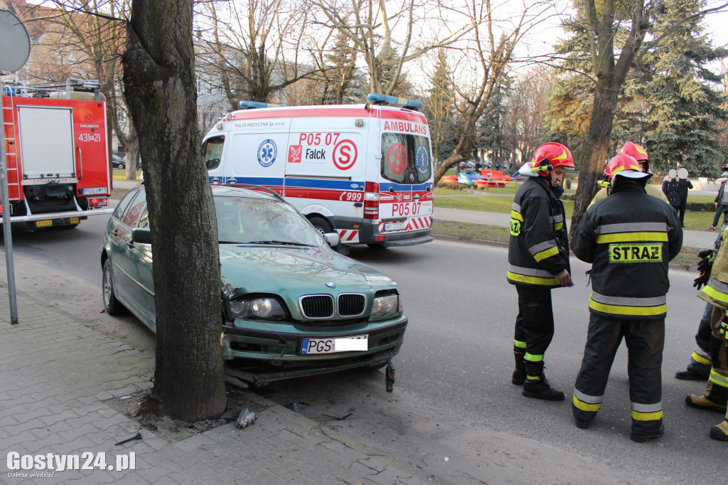 Samochód marki BMW uderzył w drzewo