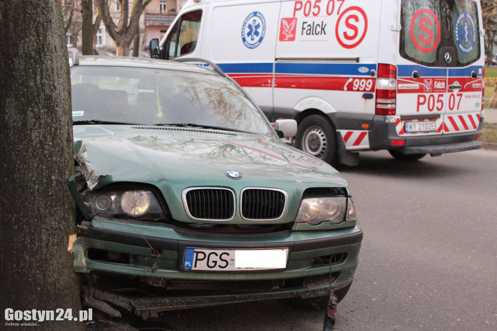 Samochód marki BMW uderzył w drzewo