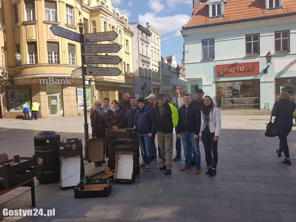 Rolnicy a AGROunii częstowali jabłkami