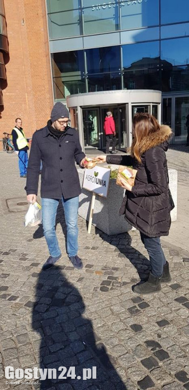 Rolnicy a AGROunii częstowali jabłkami