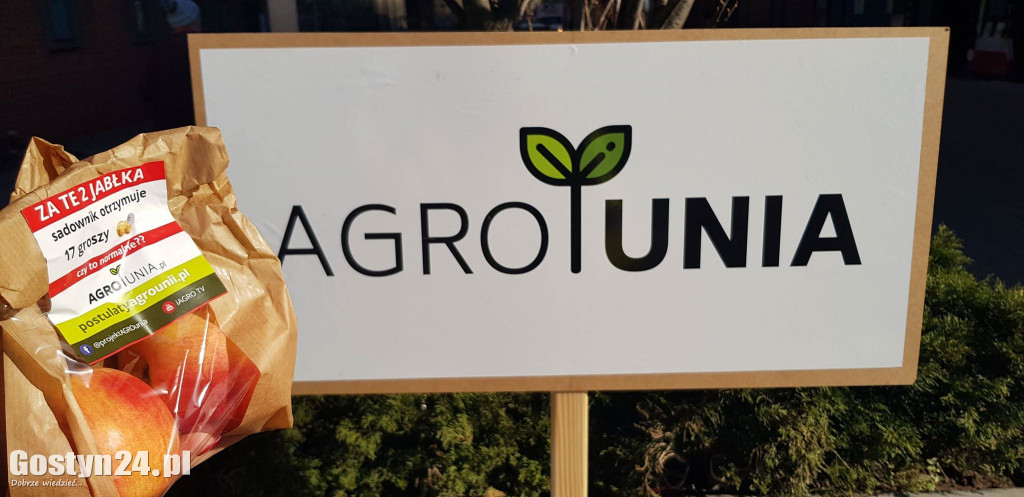 Rolnicy a AGROunii częstowali jabłkami