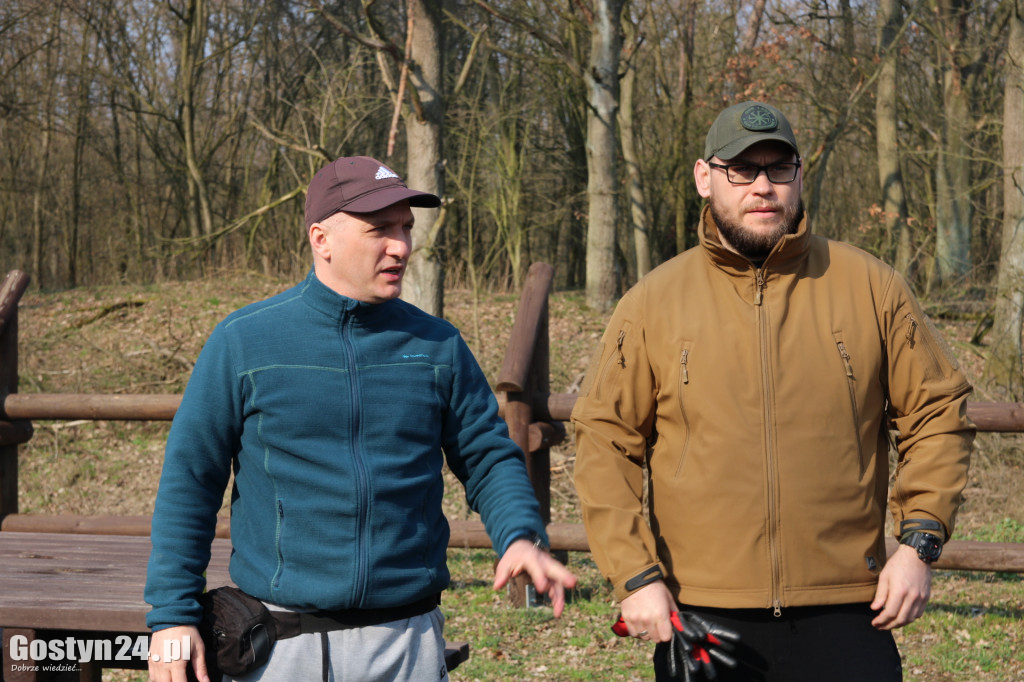 Niedzielne sprzątanie lasu w Gostyniu