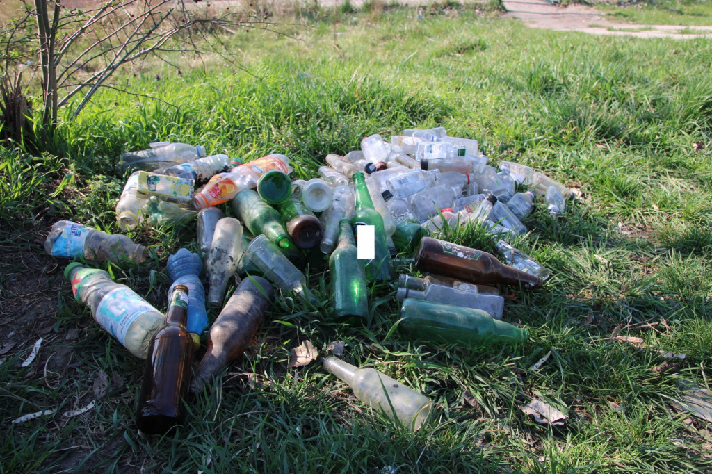 Stosy butelek po alkoholu w pobliżu szkoły