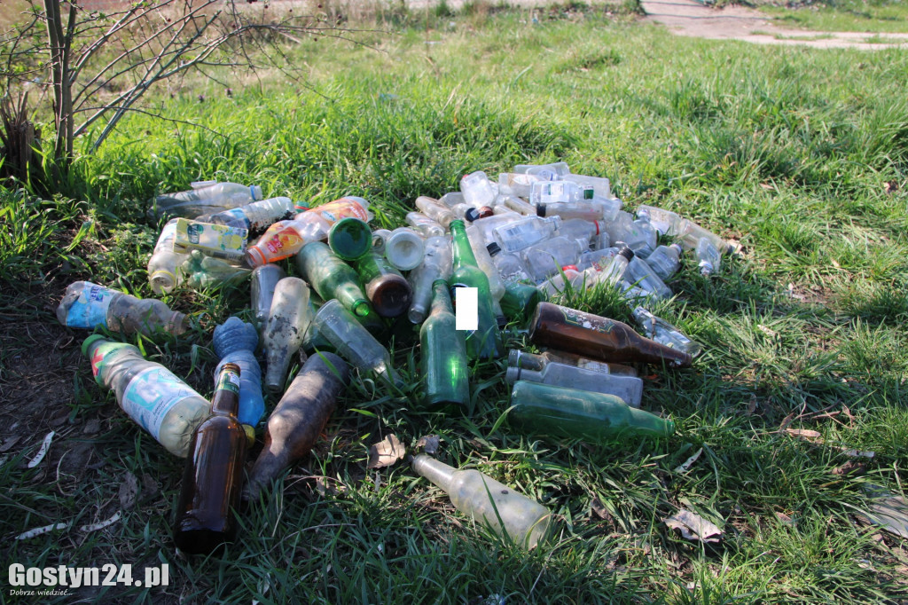 Stosy butelek po alkoholu w pobliżu szkoły