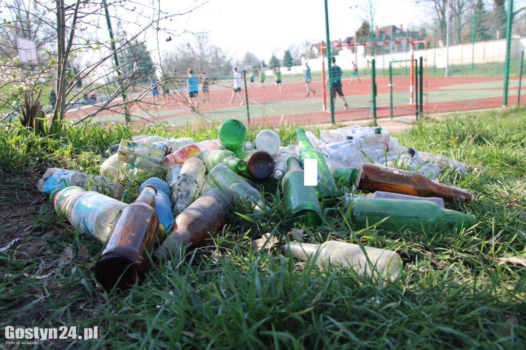Stosy butelek po alkoholu w pobliżu szkoły