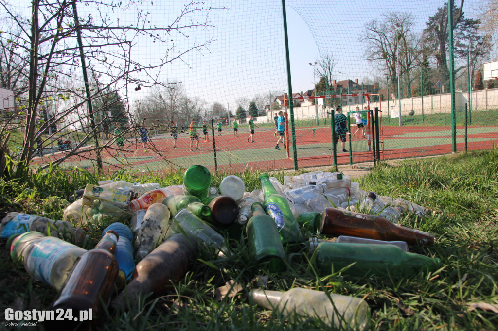 Stosy butelek po alkoholu w pobliżu szkoły