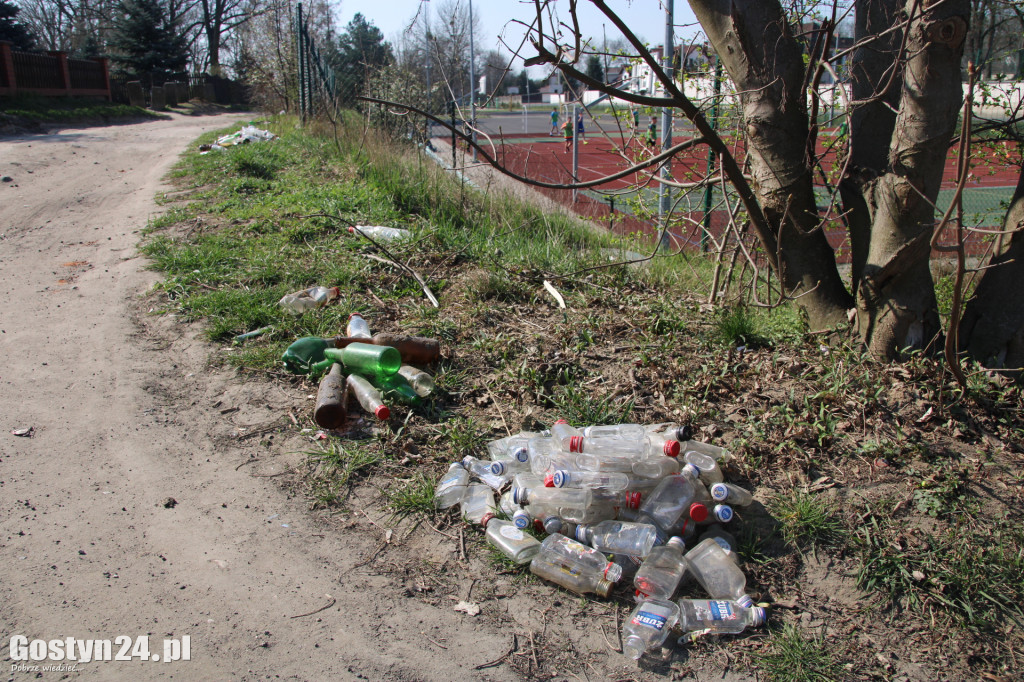 Stosy butelek po alkoholu w pobliżu szkoły