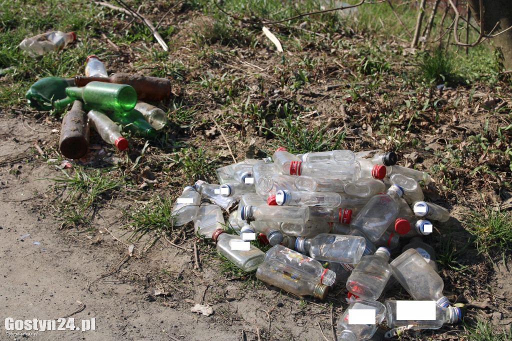 Stosy butelek po alkoholu w pobliżu szkoły