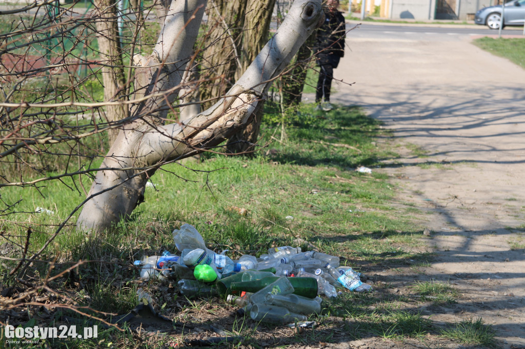 Stosy butelek po alkoholu w pobliżu szkoły