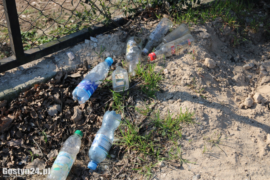 Stosy butelek po alkoholu w pobliżu szkoły