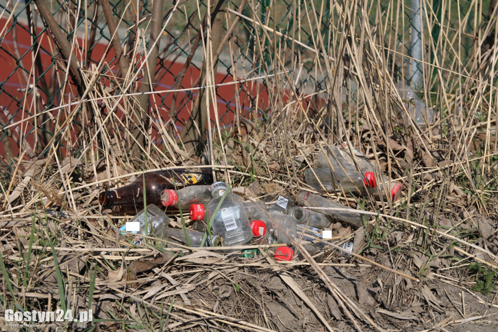 Stosy butelek po alkoholu w pobliżu szkoły