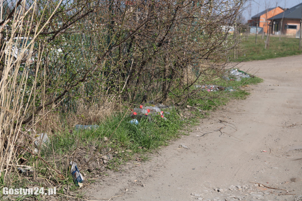 Stosy butelek po alkoholu w pobliżu szkoły