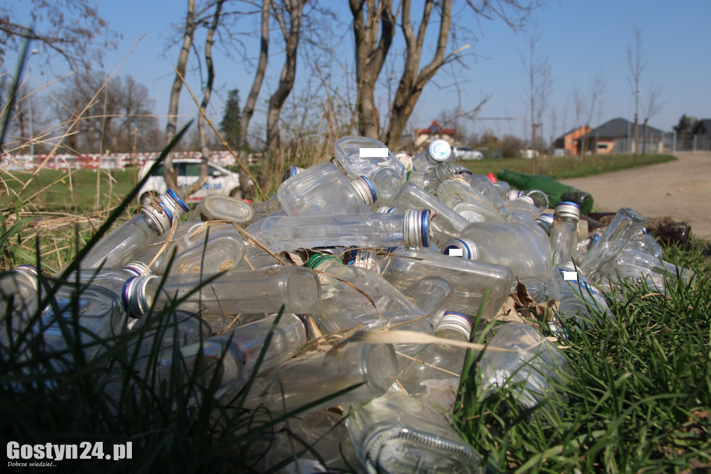 Stosy butelek po alkoholu w pobliżu szkoły