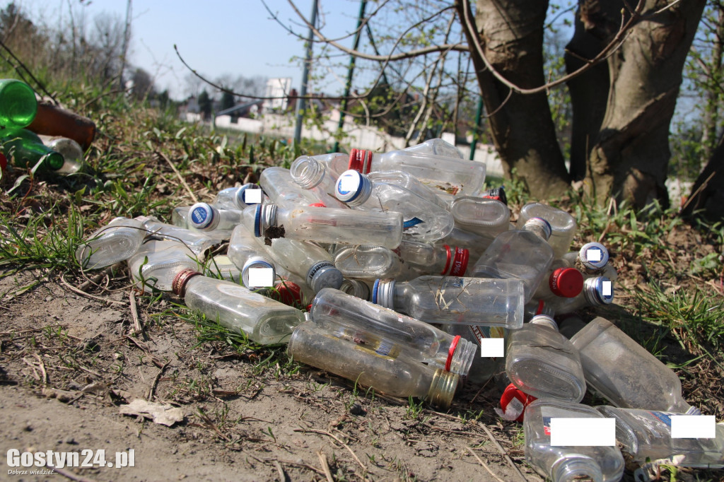 Stosy butelek po alkoholu w pobliżu szkoły