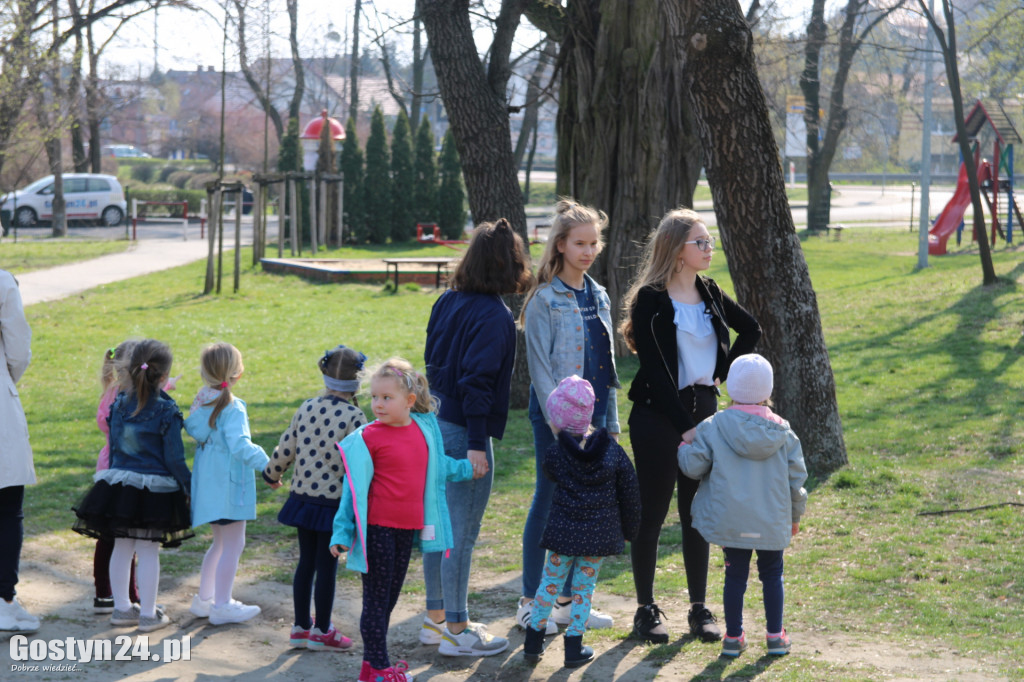 Szukali zajączka na placu zabaw