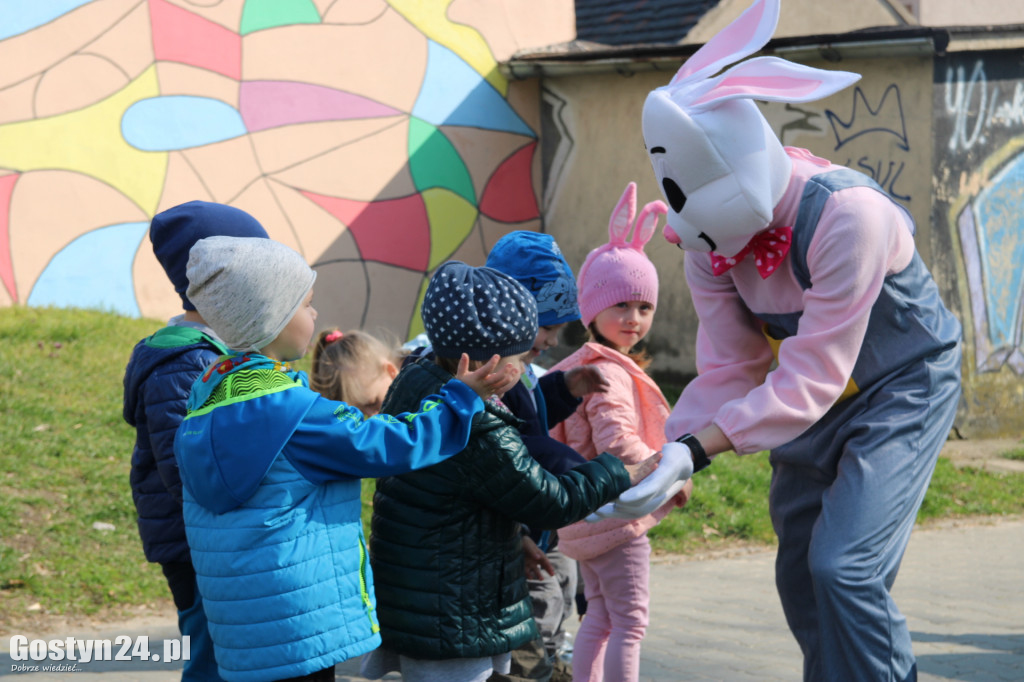 Szukali zajączka na placu zabaw