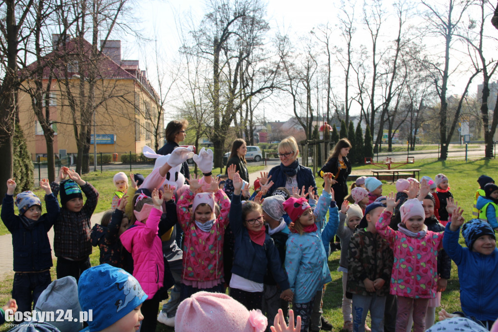 Szukali zajączka na placu zabaw