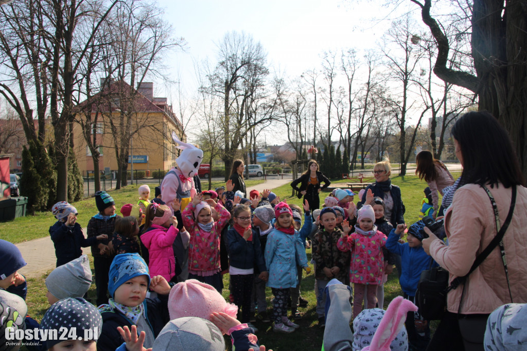 Szukali zajączka na placu zabaw