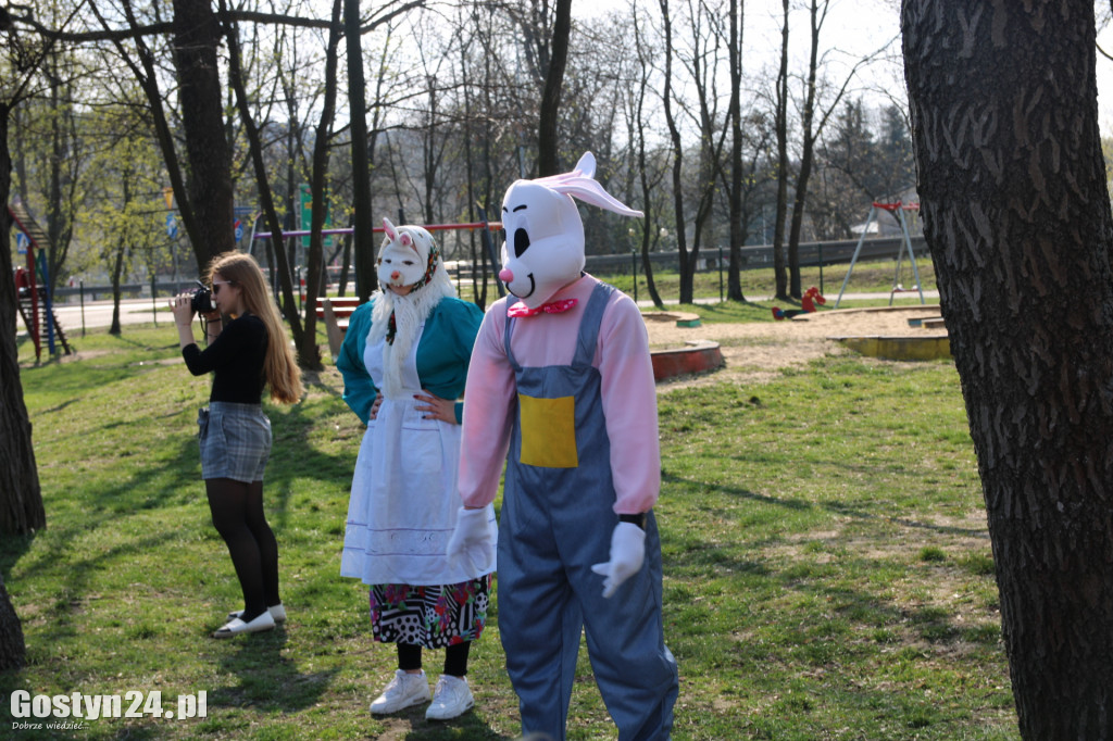 Szukali zajączka na placu zabaw