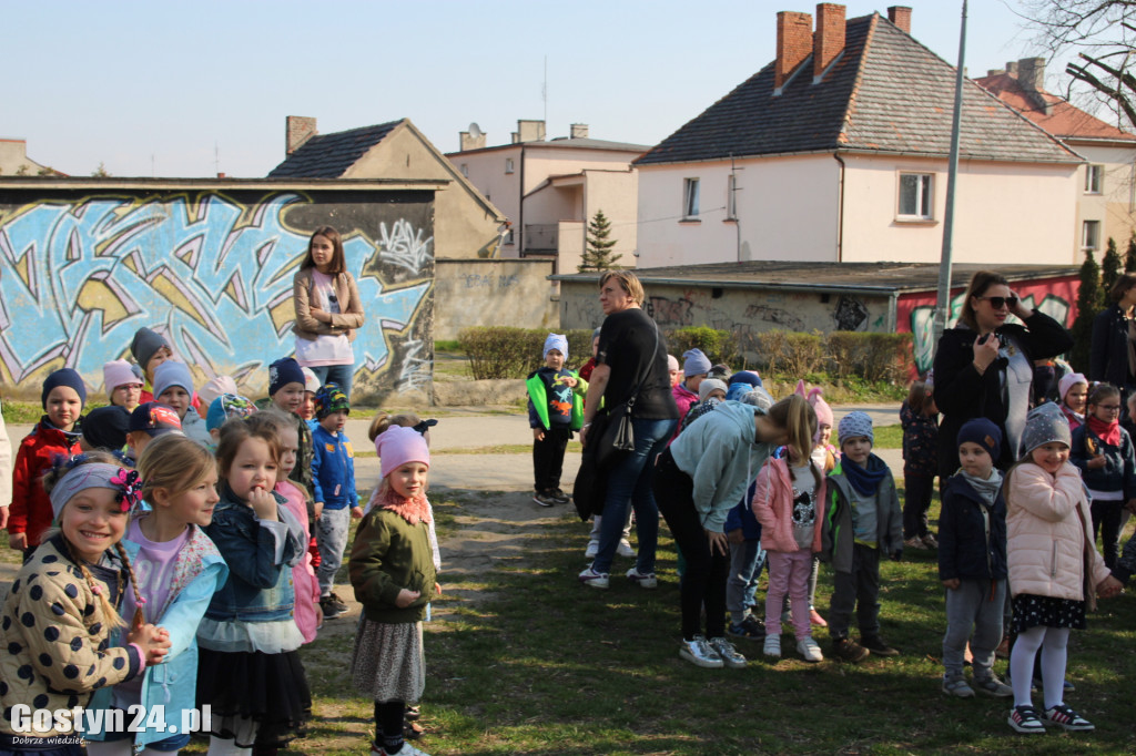 Szukali zajączka na placu zabaw