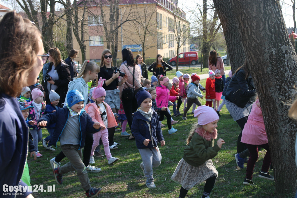 Szukali zajączka na placu zabaw