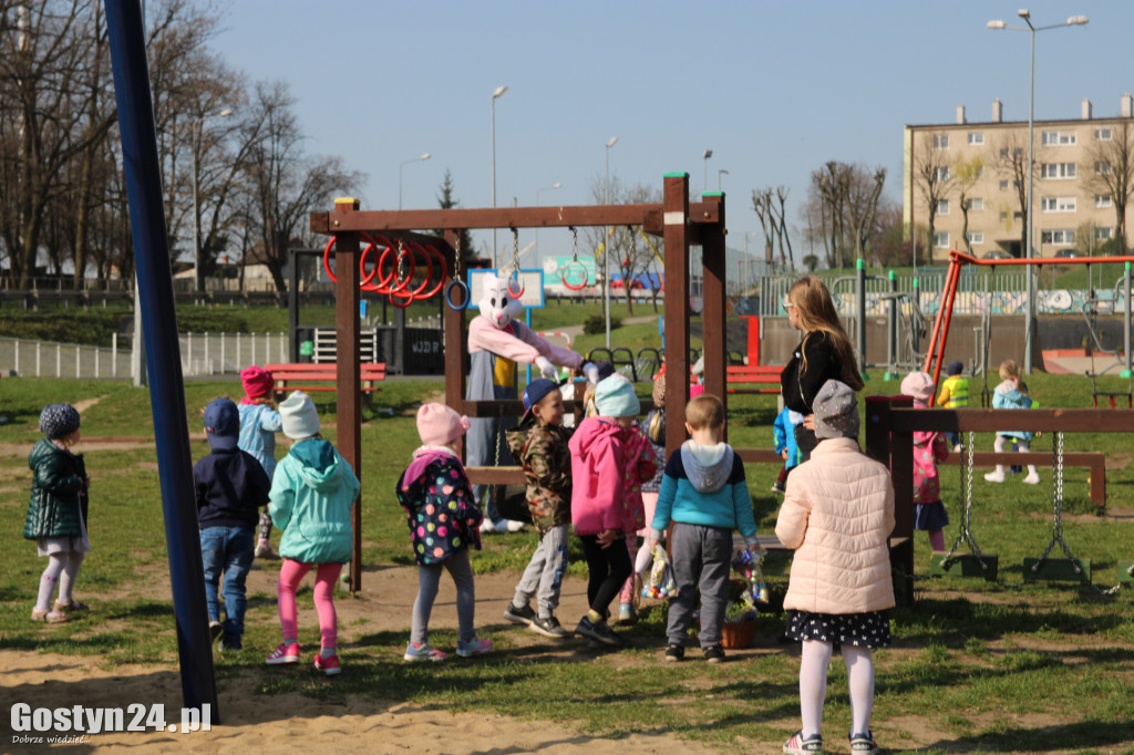 Szukali zajączka na placu zabaw