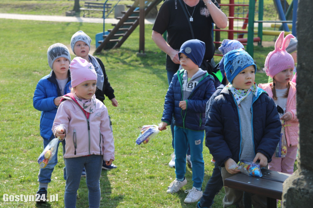 Szukali zajączka na placu zabaw