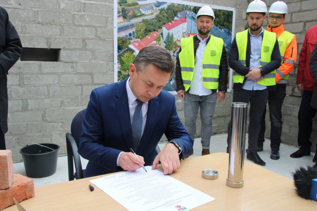 Wmurowanie aktu erekcyjnego w SP ZOZ Gostyń