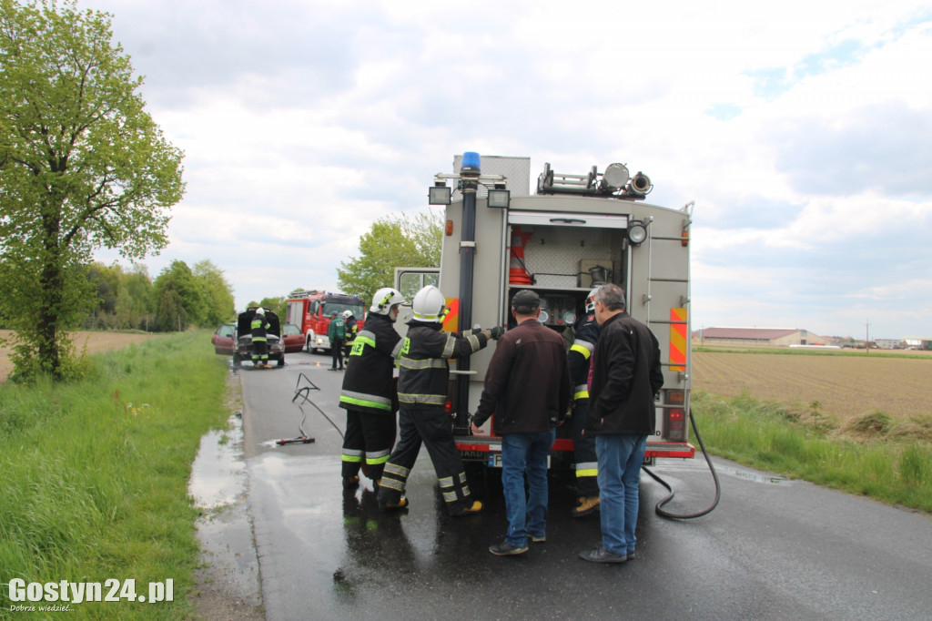 Pożar auta na trasie Pogorzela - Głuchów
