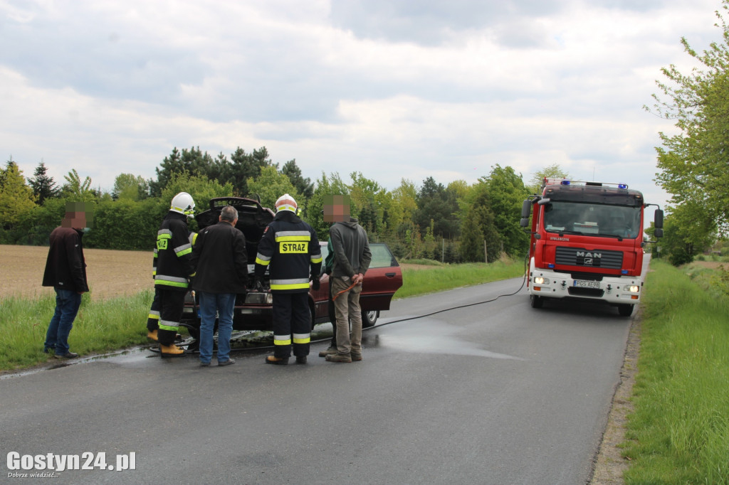 Pożar auta na trasie Pogorzela - Głuchów