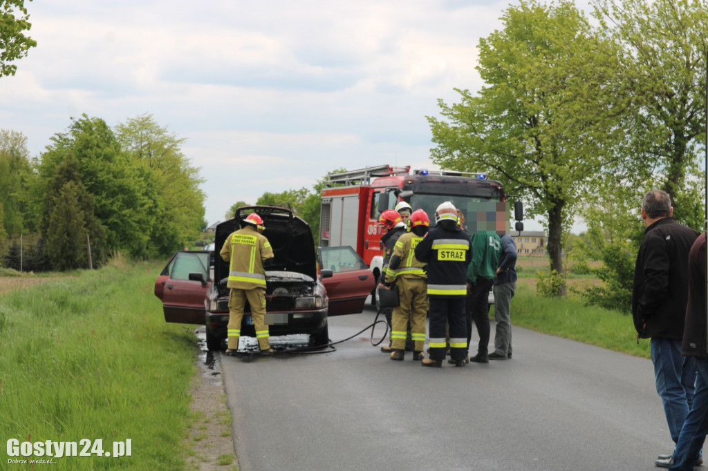 Pożar auta na trasie Pogorzela - Głuchów