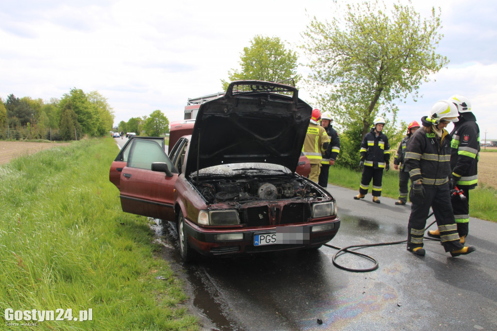 Pożar auta na trasie Pogorzela - Głuchów